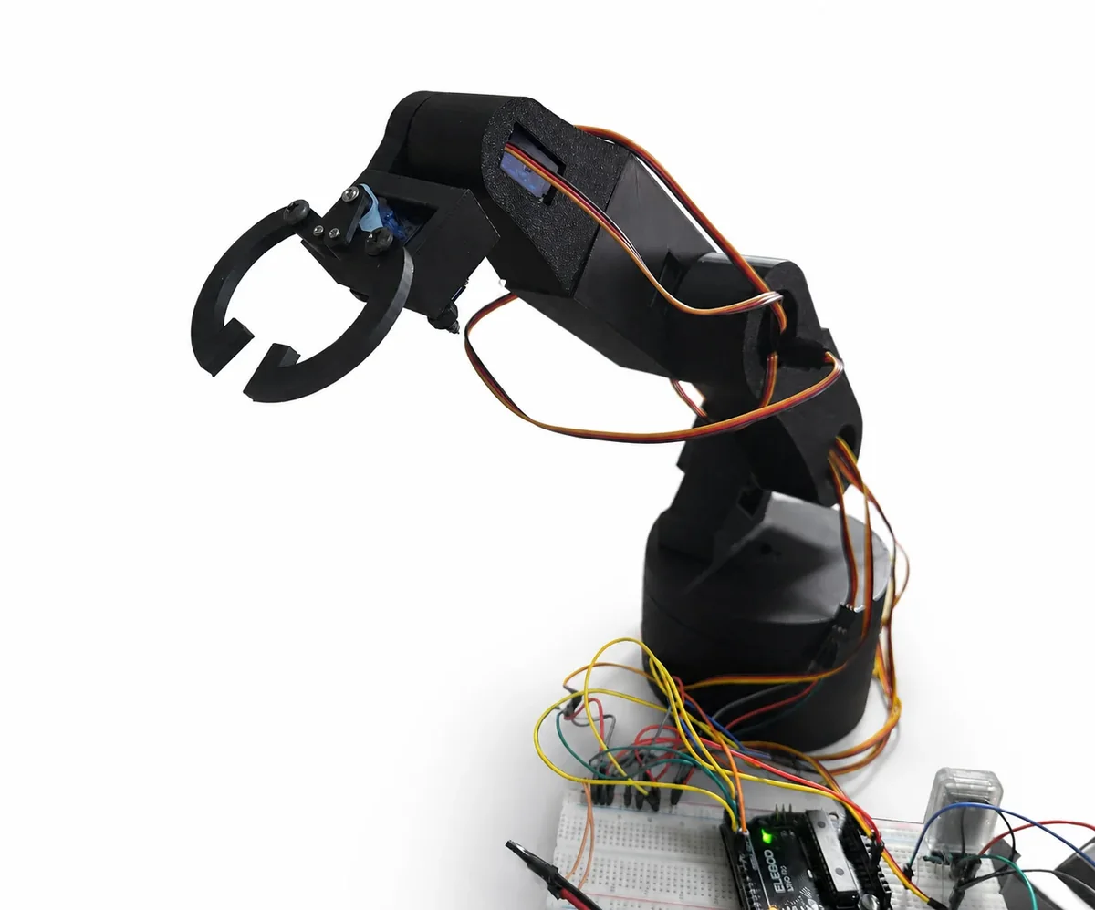 ذراع روبوتية بلوحة Arduino Uno